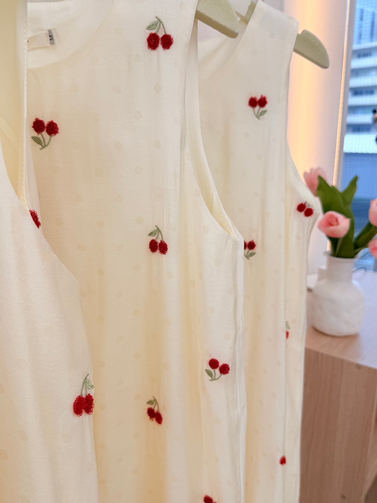 🍒さくらんぼ刺繍×ドット柄 ノースリーブギャザーワンピース